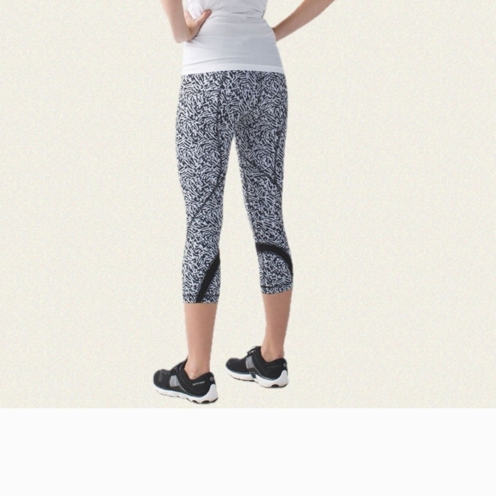 Lululemon Run Inspire Crop II Size 4 - Picture 4 of 6